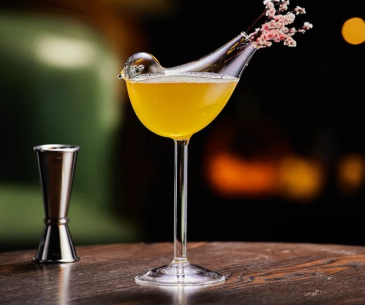 2 Pcs Creative Funky Unique Designed Bird Woman Heart Globe Light bulb Valentine Cocktail Martini Wine Champagne Liquor Stemware Glasses