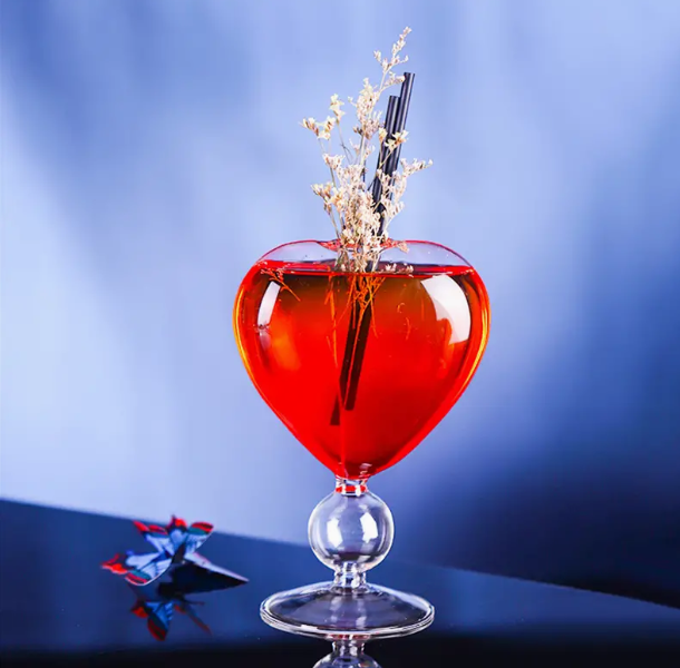 2 Pcs Creative Funky Unique Designed Bird Woman Heart Globe Light bulb Valentine Cocktail Martini Wine Champagne Liquor Stemware Glasses