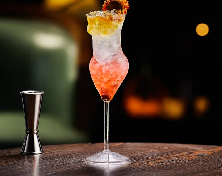 2 Pcs Creative Funky Unique Designed Bird Woman Heart Globe Light bulb Valentine Cocktail Martini Wine Champagne Liquor Stemware Glasses