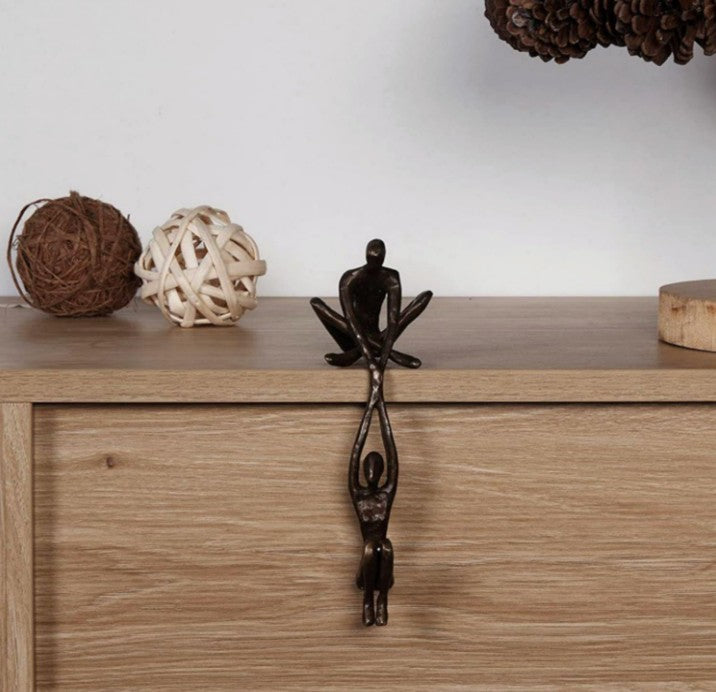 Creative Black Bronze Modern Art Love Metal Sculpture of Man Lifting Woman Statue Figurine for Home Desk Decor Living Room Cabinet Display